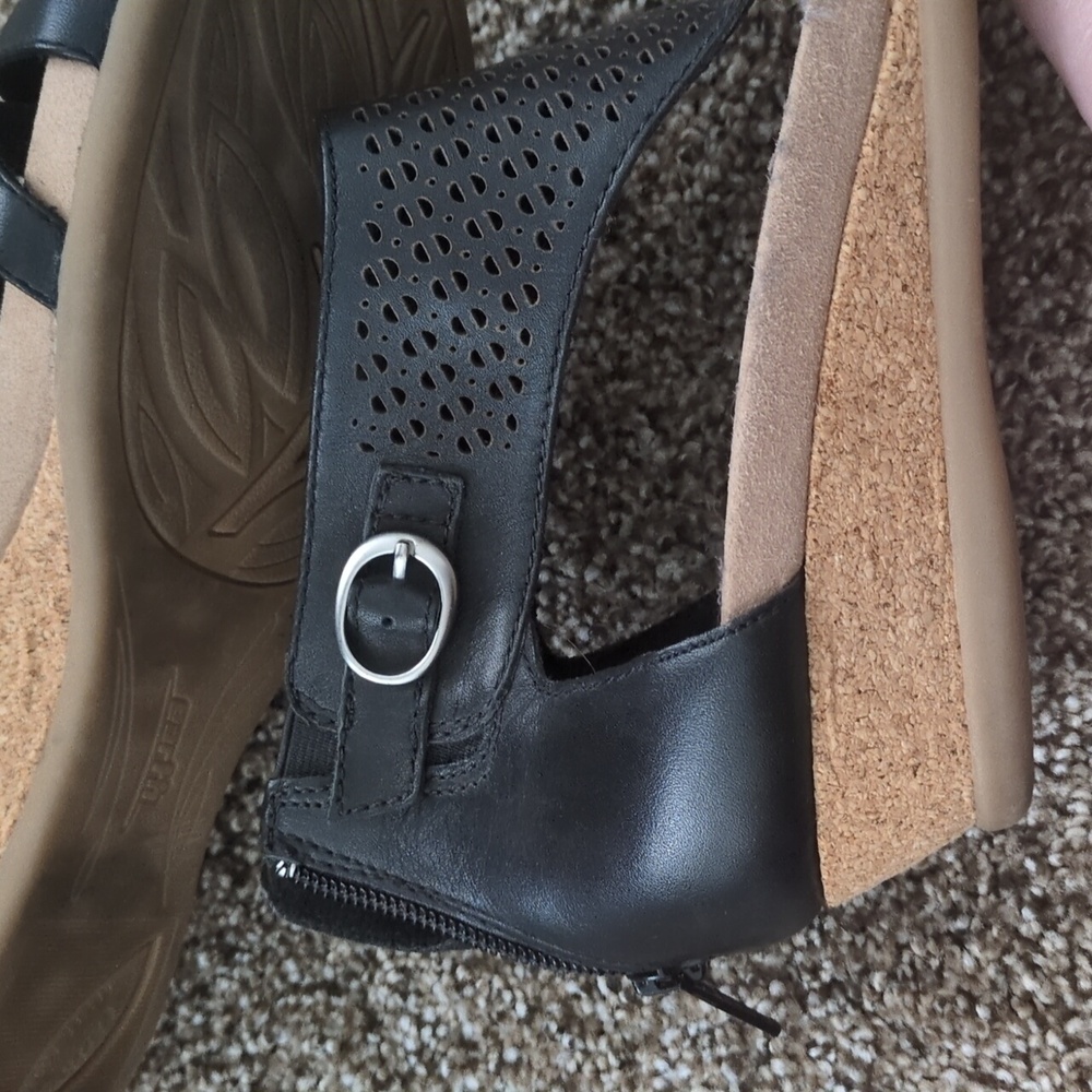 Earth Women's Black Sandals - Picture 3 of 4